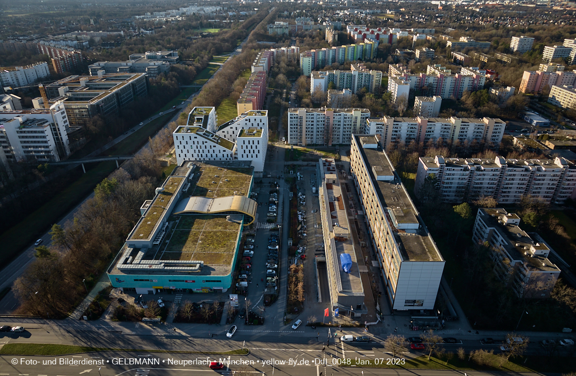 07.01.2023 - Luftbilder vom Plettzentrum mit Montessori Schule in Neuperlach